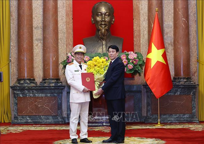 Chủ tịch nước trao Quyết định thăng cấp bậc hàm Thượng tướng đối với đồng chí Lê Quốc Hùng