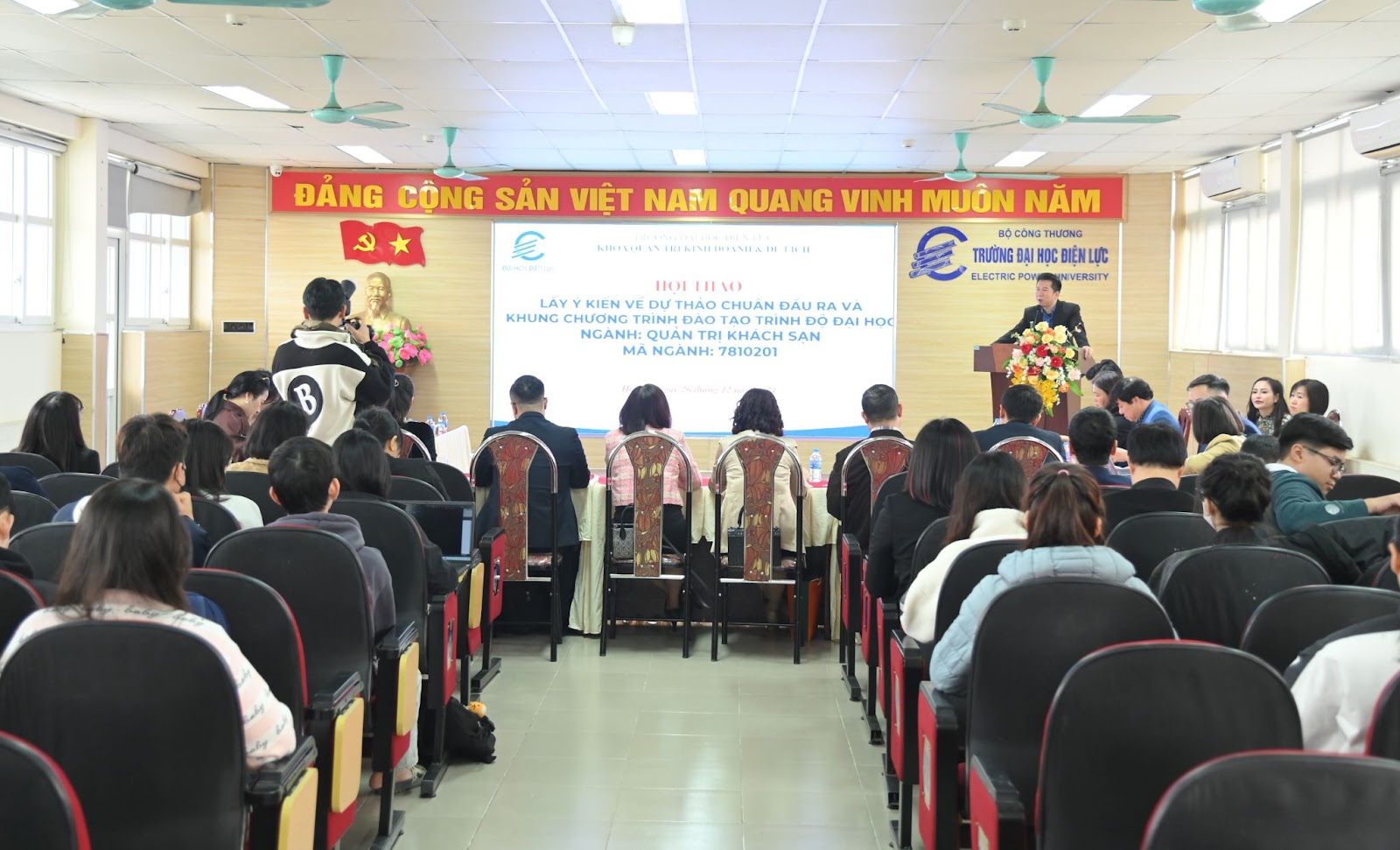 Hội thảo lấy ý kiến về chuẩn đầu ra và khung chương trình đào tạo ngành Quản trị Khách sạn