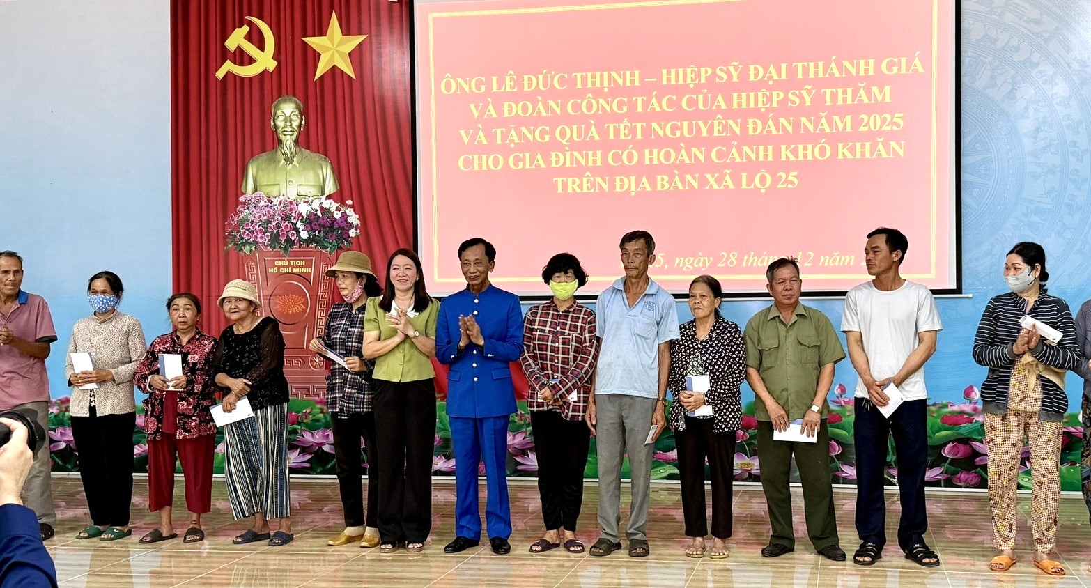 Đoàn thiện nguyện của Hiệp sĩ đại Thánh giá thăm, hỗ trợ gia đình thương binh, liệt sĩ và người nghèo