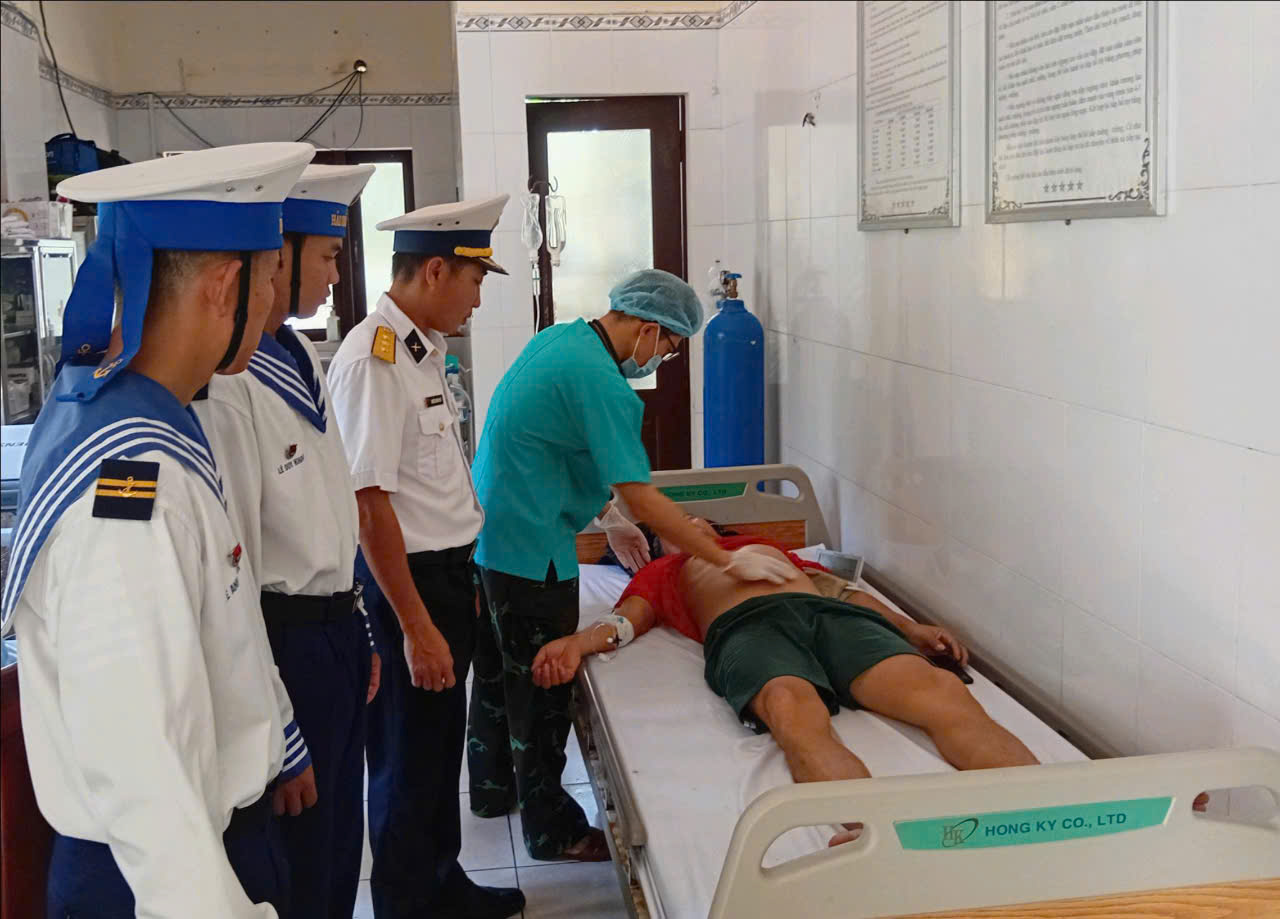 Bệnh xá đảo Trường Sa tiếp nhận, điều trị cho ngư dân bị viêm ruột thừa cấp