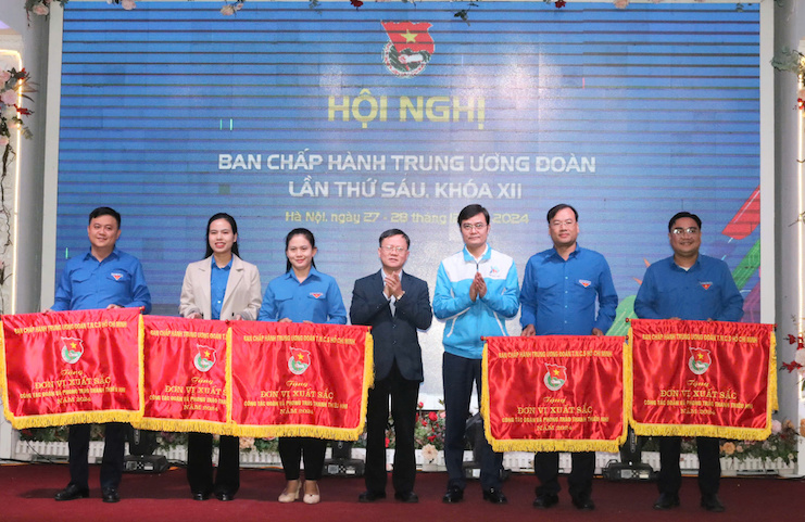 Mỗi cán bộ Đoàn nêu gương từ việc nhỏ nhất