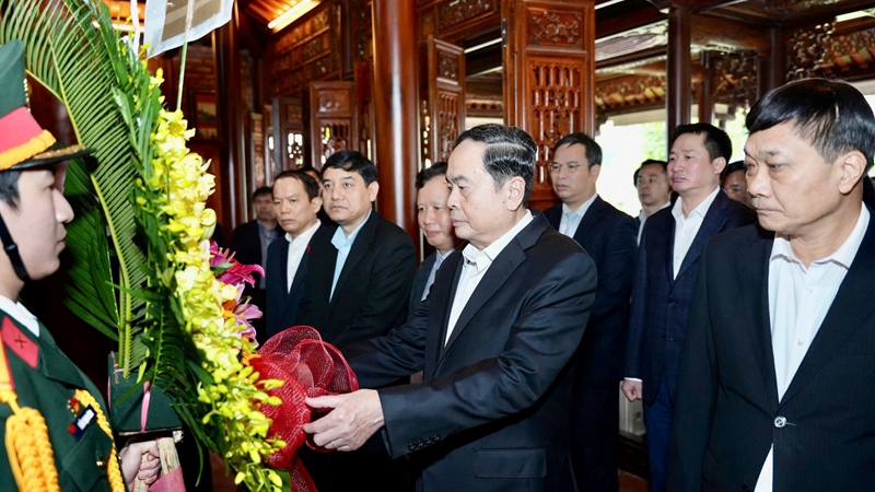 Chủ tịch Quốc hội dâng hương tưởng nhớ Đại tướng Lê Đức Anh và Đại tướng Nguyễn Chí Thanh