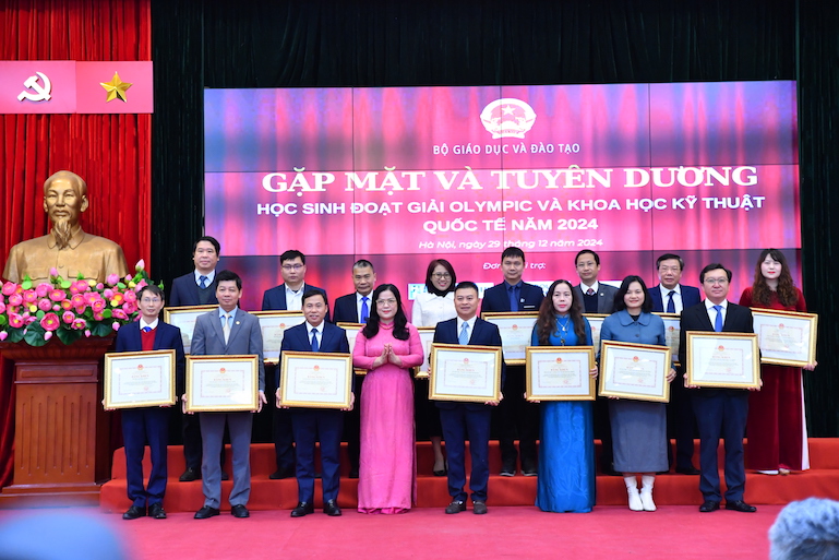 Tuyên dương học sinh đoạt giải Olympic và Khoa học kỹ thuật quốc tế năm 2024