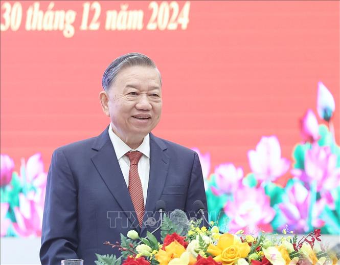 Đổi mới mạnh mẽ đào tạo, tuyển chọn, sử dụng, trọng dụng trí thức, nhà khoa học*