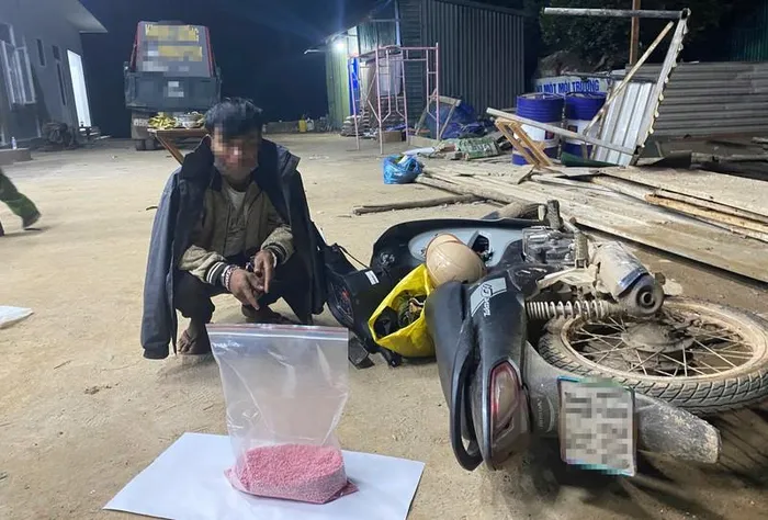 Bắt 2 đối tượng vận chuyển 18 600 viên ma túy tổng hợp