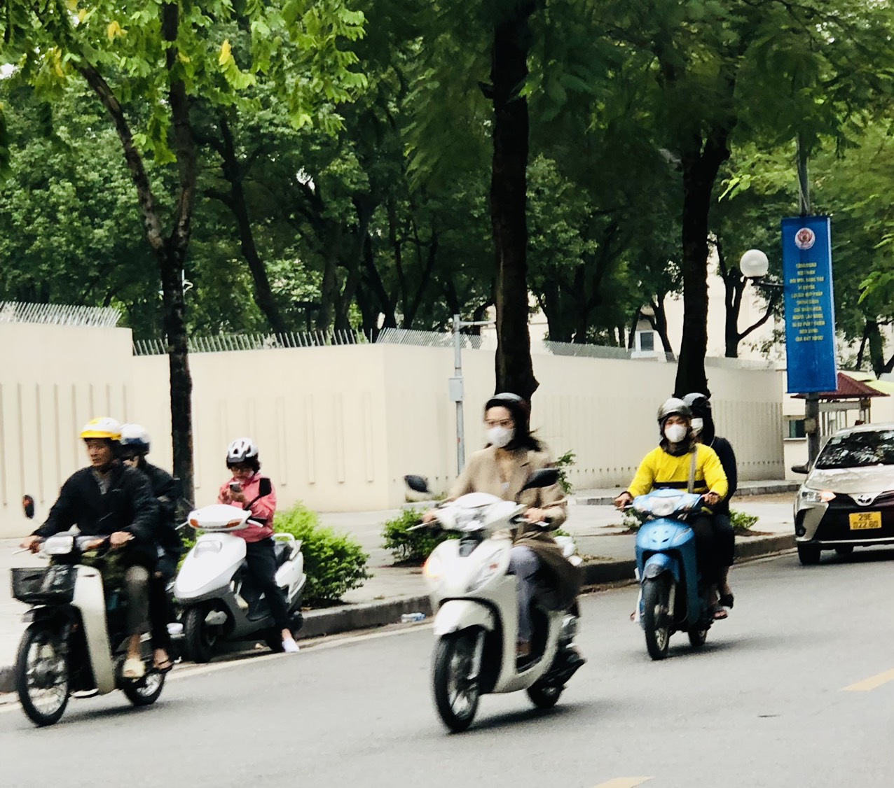 Hà Nội sáng sớm có sương mù, trời rét