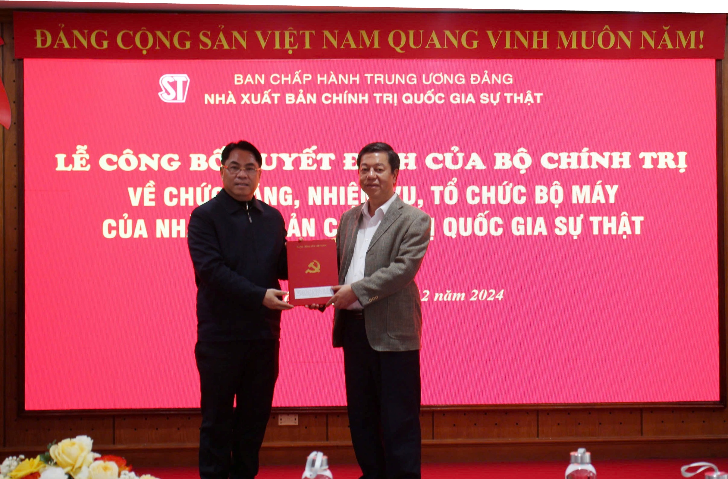 Công bố quyết định về chức năng, nhiệm vụ, tổ chức bộ máy của Nhà xuất bản Chính trị quốc gia Sự thật