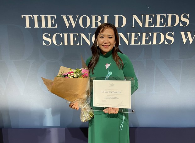 Presenting L’Oréal-UNESCO International Rising Talent Award to Vietnamese scientist Ho Thi Thanh Van