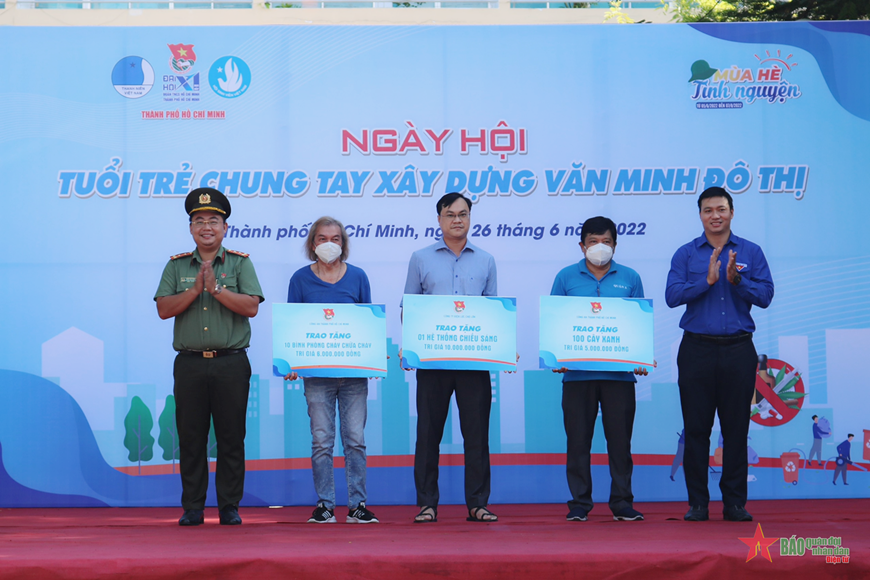 Young people in HCMC actively join in urban civilization development