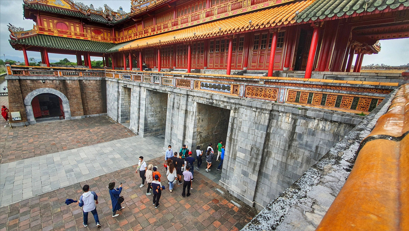 Hue monuments welcome nearly 9,500 visitors on first day of Hue Festival 2022