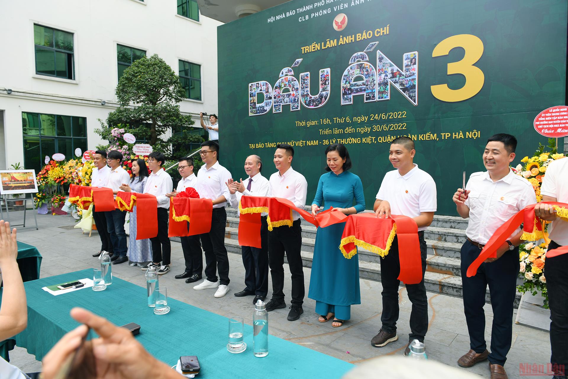 105 works by photojournalists in Hanoi on display