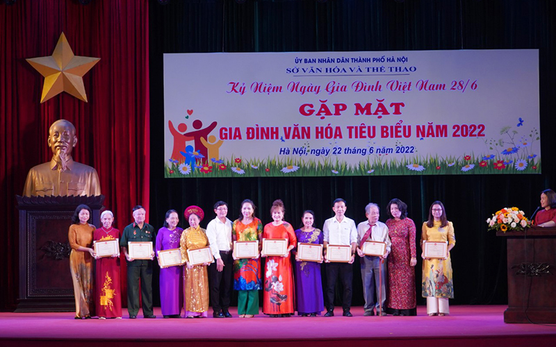 Meeting with typical cultural families to mark Vietnam Family Day