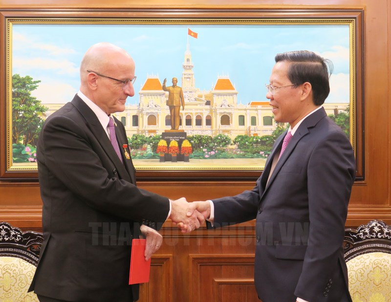 Ho Chi Minh City leader presents City Badge to Swiss Consul General
