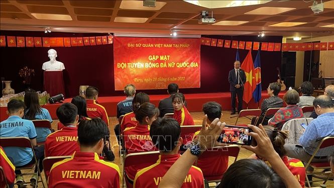 Ambassador meets Vietnamese women s football team in Paris