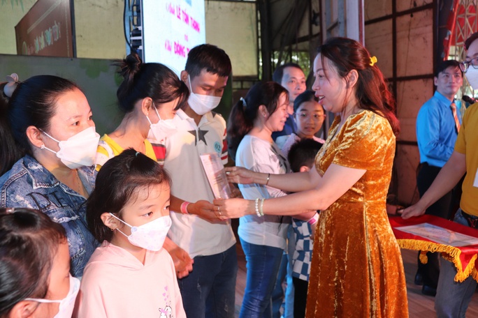 HCMC praises 248 workers’ outstanding families