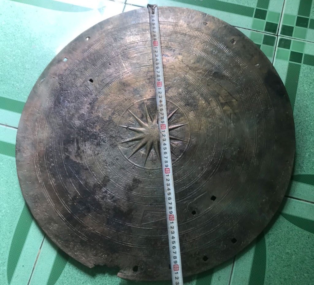 Bronze drumhead dating back 2,000 – 3,000 years ago found in Dong Thap province