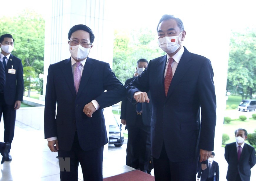 Vietnam-China relations continue to maintain stability and have many new developments