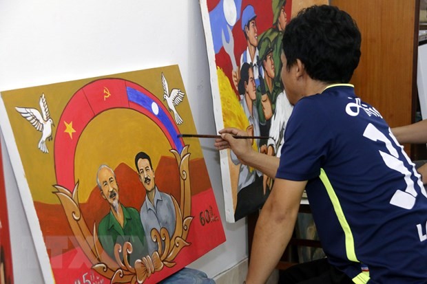 Vietnam-Laos friendship through sculptures and posters