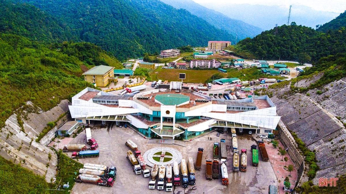 Vietnam, Laos see vigorous development in bilateral trade