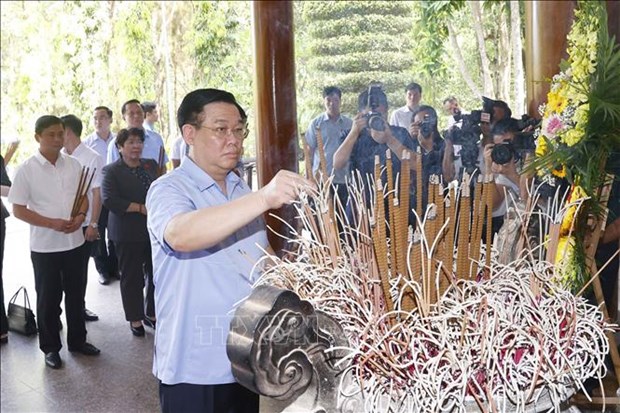 NA Chairman offers incense at historical relic sites in Ha Tinh, Nghe An