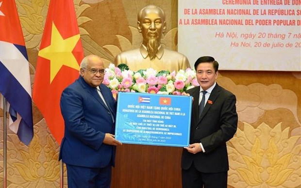 Vietnamese NA presents gifts to Cuban counterpart
