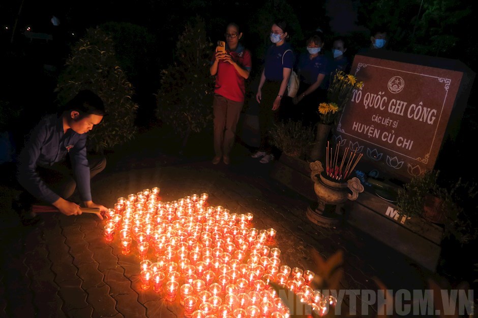 HCMC organizes candle lighting ceremony commemorating heroic martyrs