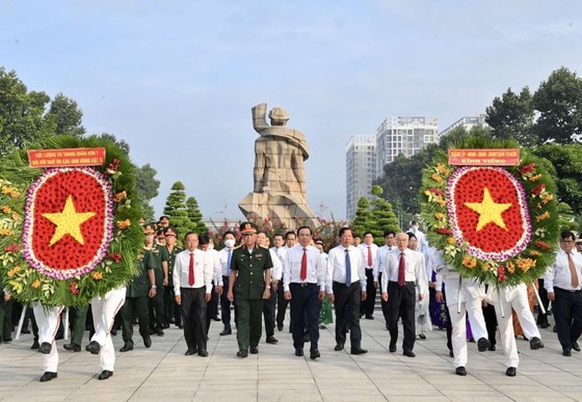 HCMC leaders offer incense to pay tribute to heroic martyrs