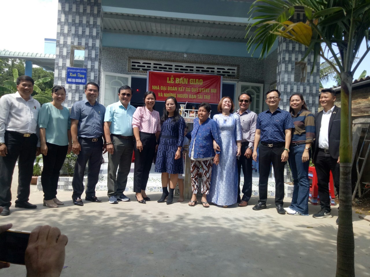 Overseas Vietnamese donate three houses to poor families in Tien Giang province