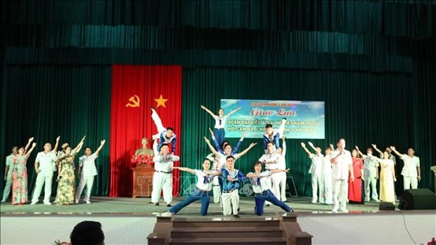 Exchange held for young overseas Vietnamese, soldiers from Naval Region 4