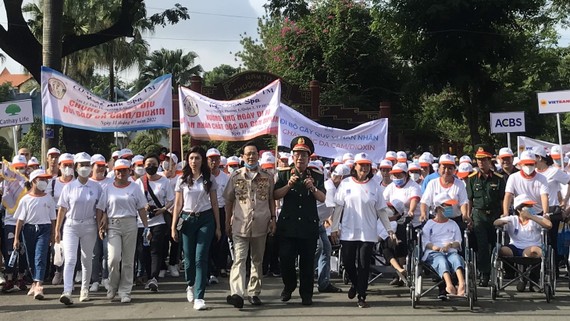 More than 5,000 people walk for AO victims in HCMC