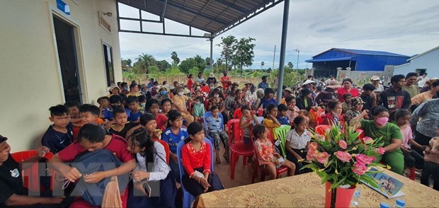 230 gifts presented to Vietnamese and Cambodian people in difficult circumstances in Kampot province