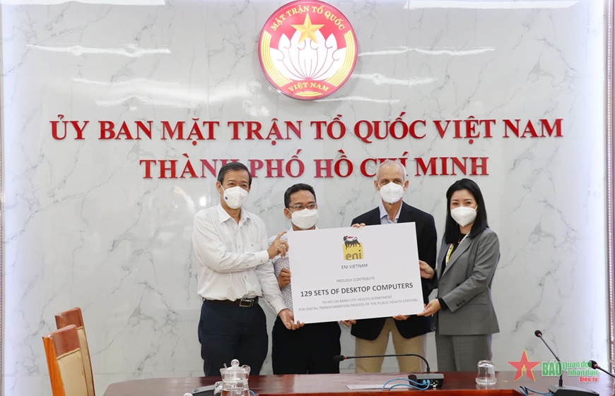 Presenting 129 sets of desktop computers to medical sector in Ho Chi Minh City