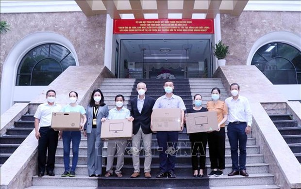 Medical stations in Ho Chi Minh City receive 129 sets of desktop computers