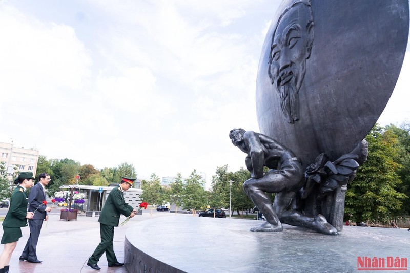Vietnamese army delegation participating in the Army Games commemorates Uncle Ho in Moscow