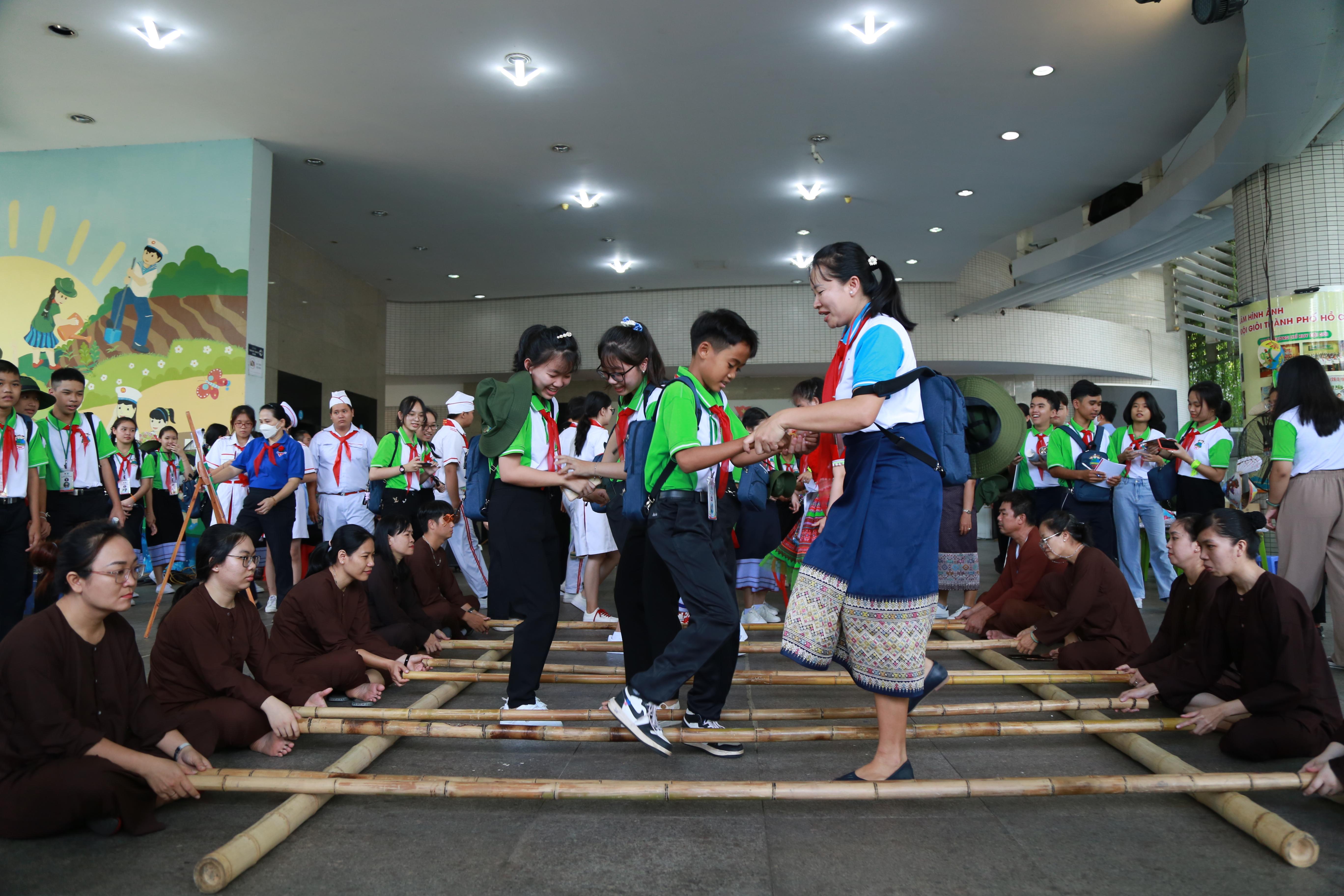 185 children and 34 officials from Vietnam, Laos and Cambodia participate in a festival