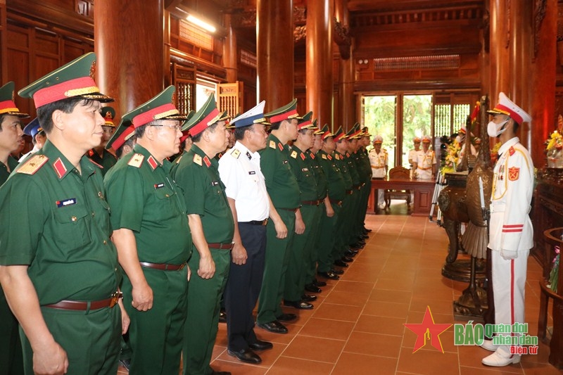Military delegation commemorates President Ho Chi Minh