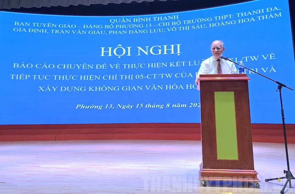 Over 1,000 cadres, party members, and teachers listen to talk about Ho Chi Minh s moral examples