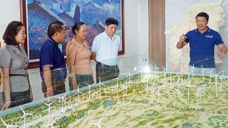 Vietnamese and Lao delegations visit wind power farm cluster