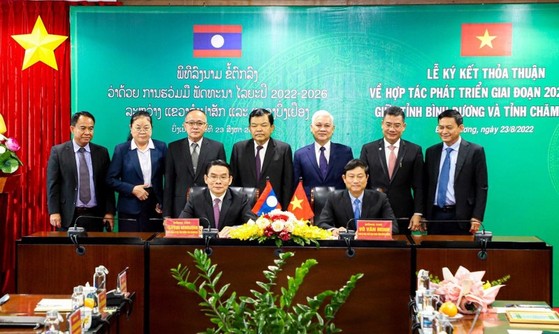 Binh Duong supports Laos Champasak Province to develop modern industry