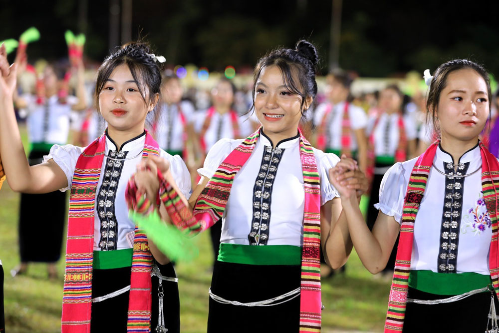 Preparing ceremony to receive the UNESCO s certificate recognising the art of Xoe Thai dance