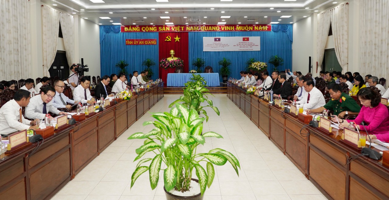 An Giang signs a memorandum of understanding with Laos Champasak province