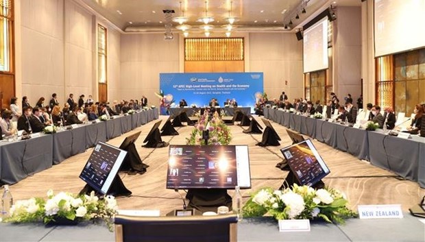 Vietnam shares experience in balancing health, economic targets at APEC meeting