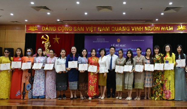 Training course helps OV teachers better teach mother language