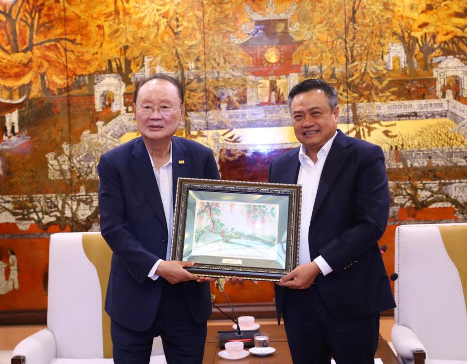 Hanoi promotes removal of difficulties for Charmvit Group’s project