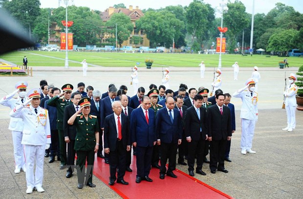 Party chief offers incense to President Ho Chi Minh