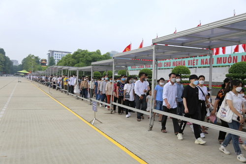 Nearly 29,000 visitors pay tribute to President Ho Chi Minh Mau on National Day