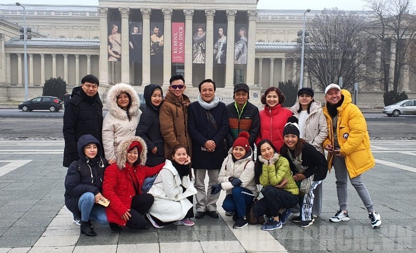 HCMC sends art troupes abroad to serve overseas Vietnamese