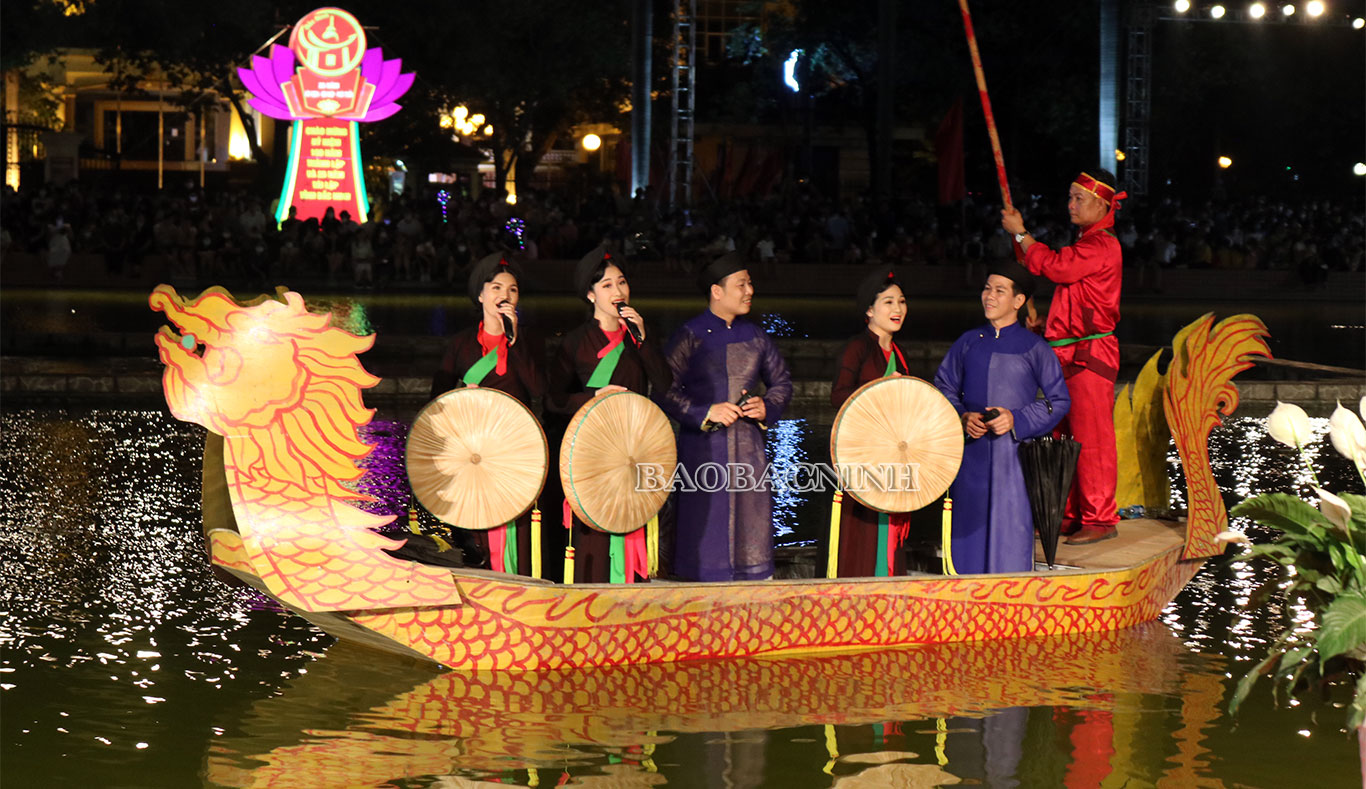 Quan ho folk singing performance on boat