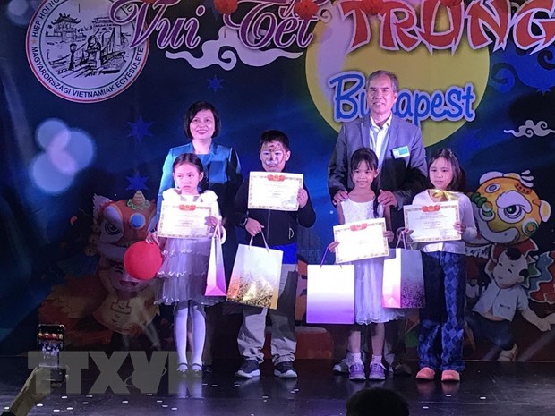 Mid-Autumn Festival held for Vietnamese children in Hungary