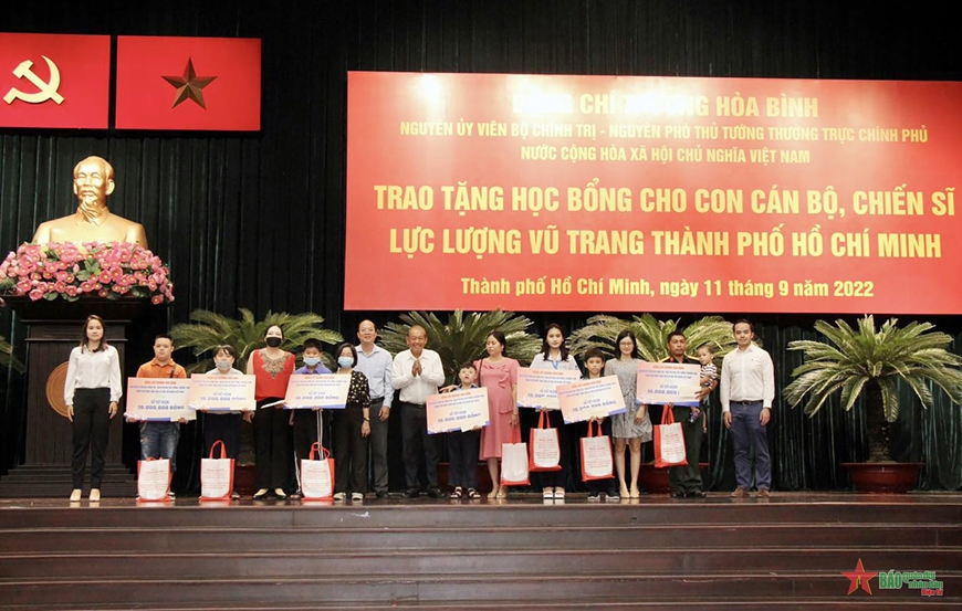 Children of cadres and soldiers of armed forces presented 100 scholarships